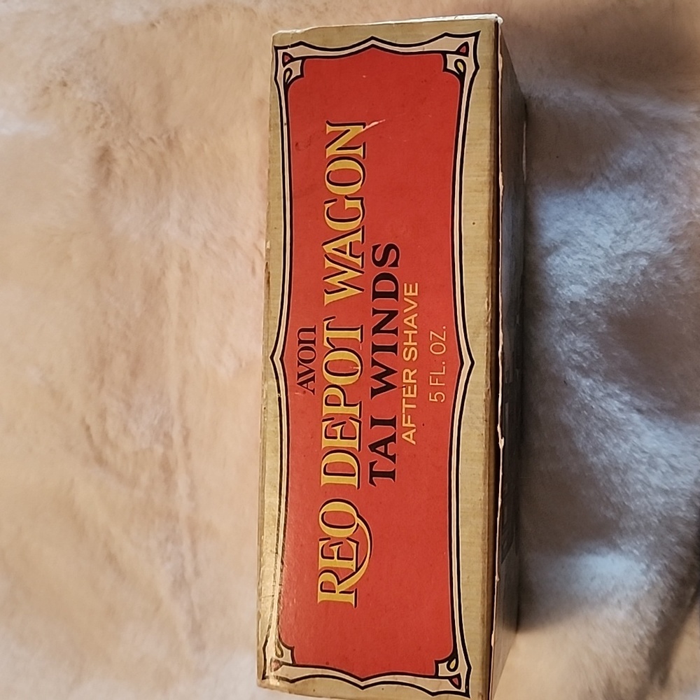 VINTAGE 1906 REO DEPOT WAGON -- AVON - Picture 2 of 12